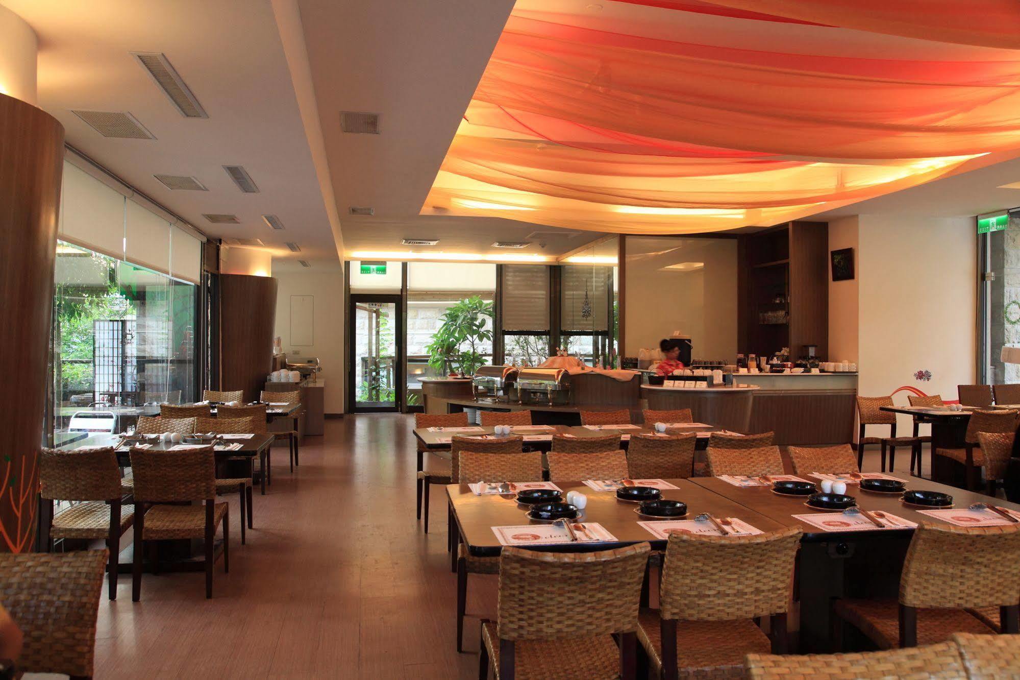 อีสเทิร์น โฮเต็ลแอนด์รีสอร์ต หยางเหมย Hotel Yangmei ภายนอก รูปภาพ